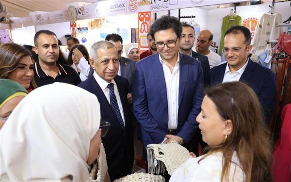 وزير الثقافة يتفقد معرض ديارنا للحرف التراثية ويشيد بمهارة الحرفيين المصريين المشاركين