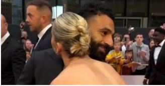 قصة عناق وتقبيل محمد صلاح لـحسناء إنجليزية في حفل رابطة اللاعبين المحترفين