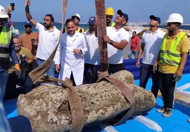 إنتشال عدد من القطع الأثرية المغمورة بأبو قير .. فيديو