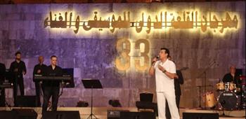   إيهاب توفيق يستحضر ذكريات قصص الحب ورسائل كنعان الفلسطينية تحمل عطور أشجار الزيتون