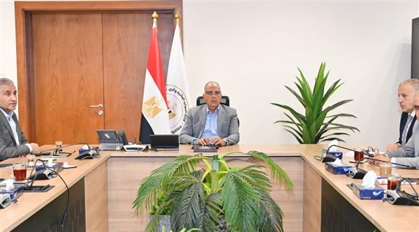 وزير الري يتابع الموقف التحصيلي لمستحقات الوزارة المالية والرؤية المستقبلية للنهوض بها