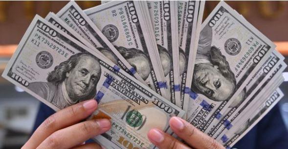 هل يواصل الدولار تراجعه أمام الجنيه؟.. عوامل تحسن الاقتصاد