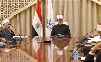   مفتي الجمهورية يعقد اجتماعًا بأمناء الفتوى والباحثين بدار الإفتاء