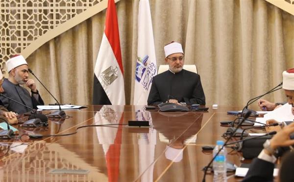 مفتي الجمهورية يعقد اجتماعًا بأمناء الفتوى والباحثين بدار الإفتاء