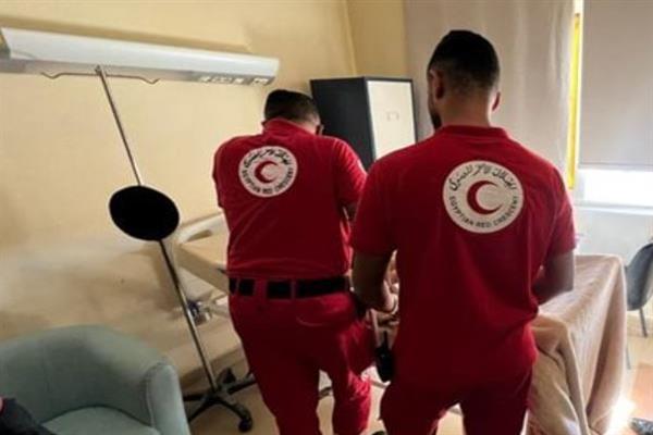 الهلال الأحمر المصري يزور مصابي حادث انهيار عقار سوهاج بالمستشفى
