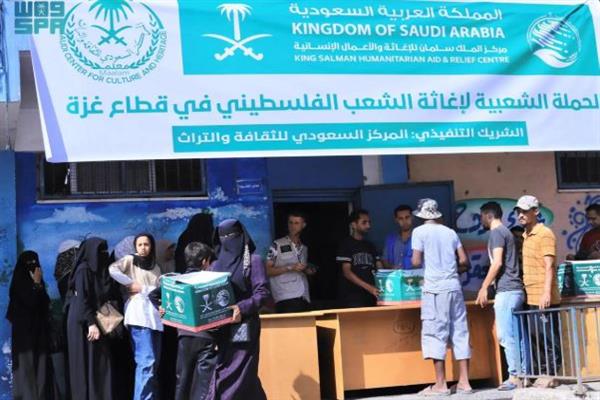 قافلة إغاثية سعودية جديدة تصل إلى وسط قطاع غزة مقدمة من مركز الملك سلمان للإغاثة