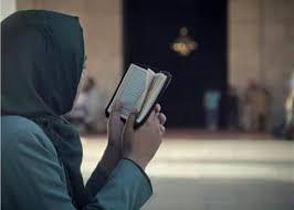 هل يجوز للمرأة قراءة القرآن بدون حجاب؟ 