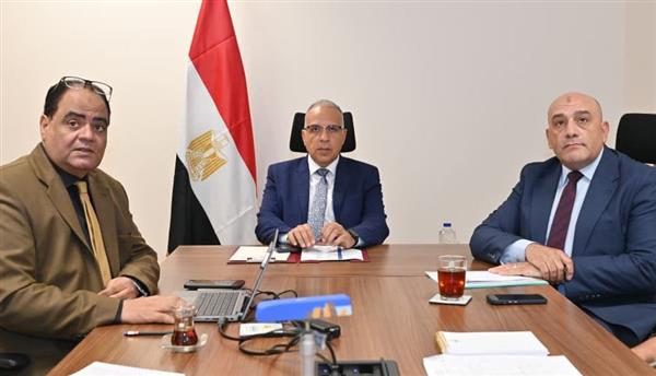 وزير الري يتابع حالة مجرى نهرالنيل وفرعيه وإزالة التعديات