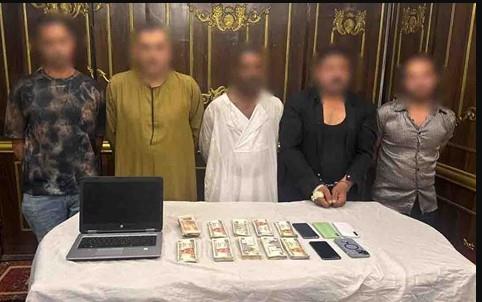 كشف ملابسات مقطعى فيديو  تضمنا تضرر أحد الأشخاص من قيام آخرين بسرقة المحل ملكه بالجيزة