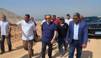   محافظ أسيوط يتفقد رفع الإحداثيات وتحديد مسارات الطريق الجديد الرابط بين البداري والبحر الأحمر
