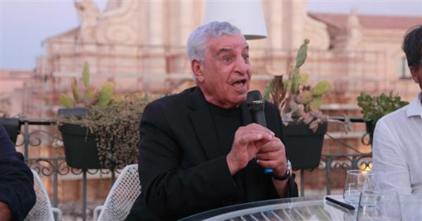 زاهي حواس يشارك في بروفات أوبرا “عايدة” ويوقّع روايته في إيطاليا