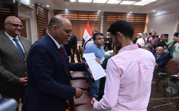   وزير العمل ومحافظ القليوبية يسلمان عقود عمل لذوي الهمم لدمجهم في سوق العمل 