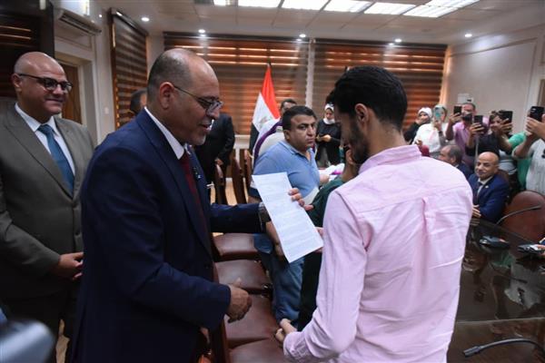 وزير العمل ومحافظ القليوبية يسلمان عقود عمل لذوي الهمم لدمجهم في سوق العمل