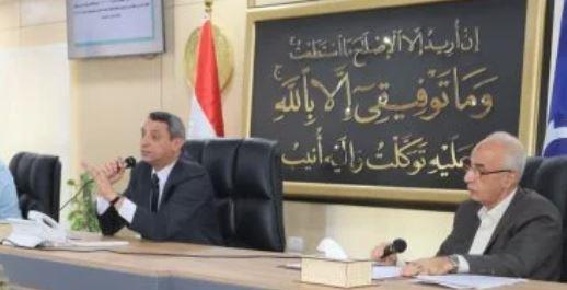 محافظ السويس يوافق على مشروعات خدمية ويعيد تخصيص الأراضي غير المستغلة