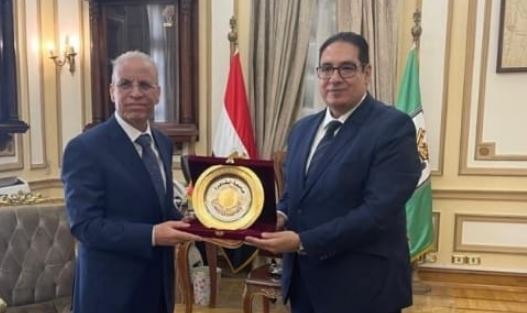 السفير العراقي يلتقي رئيس جامعة القاهرة ويبحث شؤون الطلبة العراقيين