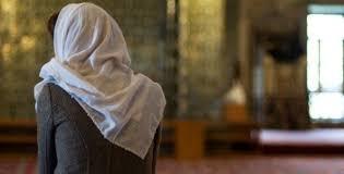   هل يجوز للمرأة الصلاة بالبنطلون؟ 