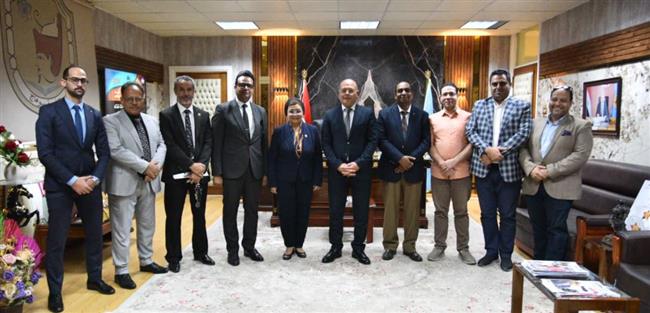 نائب وزير الصحة تبحث تعزيز دور جامعة سوهاج في خفض معدلات الولادات القيصرية 