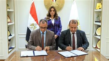 وزيرة التنمية المحلية تشهد توقيع عقد توريد مجزرين متنقلين بالمناطق النائية والحدودية