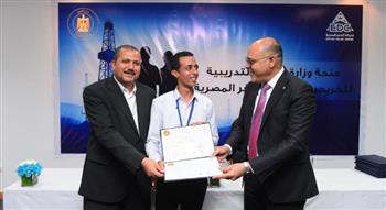   وزير العمل: 97 شهادة لخريجي دورات تدريب مجانية في مجالات الخدمات البترولية