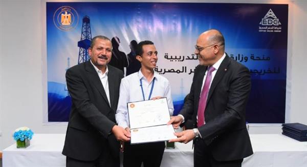 وزير العمل: 97 شهادة لخريجي دورات تدريب مجانية في مجالات الخدمات البترولية