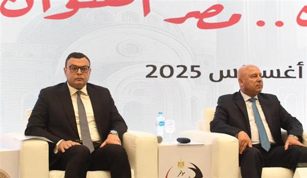 وزير الإسكان يعلن عن نبأ سار " للمصريين بالخارج"