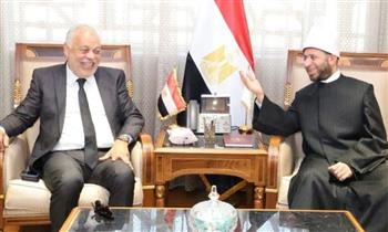   وزير الأوقاف يستقبل نقيب المهن التمثيلية