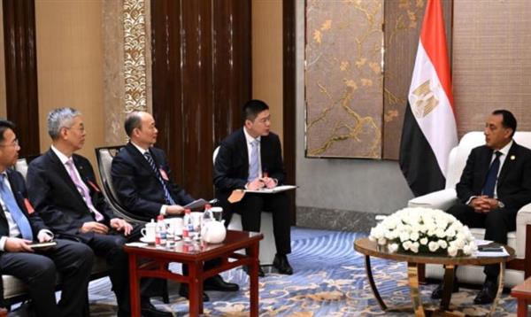 رئيس الوزراء : الدولة توفر الكثير من المزايا والحوافز للمستثمرين الأجانب والمحليين