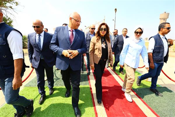 وزيرة التنمية المحلية ومحافظ القليوبية يشهدان بدء إنتاج مشروع الـ "30 مليون بيضة" بالخانكة