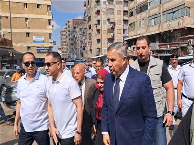 محافظ الإسكندرية يدلى بصوته بمدرسة الحسن بن الهيثم بالعامريه