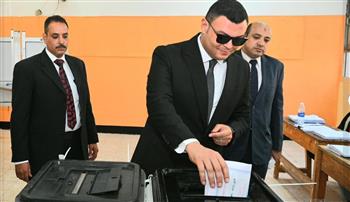   وزير الإسكان يُدلي بصوته بانتخابات مجلس الشيوخ