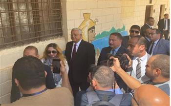   انتخابات الشيوخ.. رئيس "النواب" ينتظر دوره في طابور الناخبين