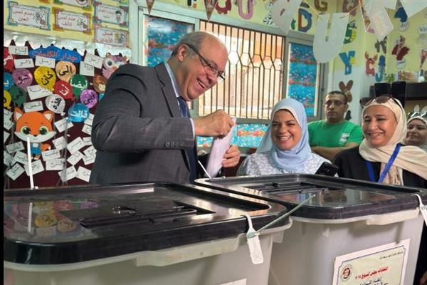 وزير الطيران المدني يُدلي بصوته في انتخابات مجلس الشيوخ