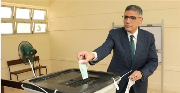 محافظ الجيزة يُدلي بصوته في انتخابات مجلس الشيوخ 2025