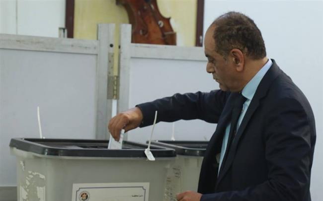 رئيس غرفة الجيزة التجارية يدلي بصوته في انتخابات الشيوخ 