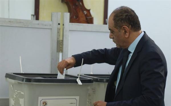 رئيس غرفة الجيزة التجارية يدلي بصوته في انتخابات الشيوخ