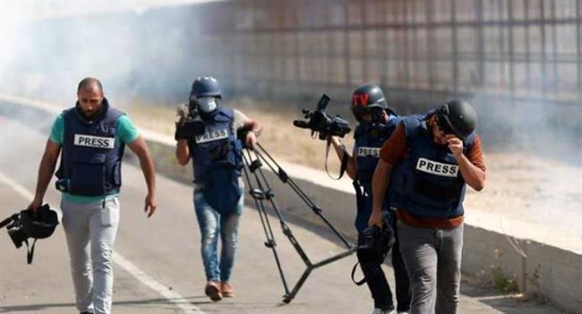 الاحتلال يعتدي على صحفيين ويتسبب في اندلاع حريق شمال القدس