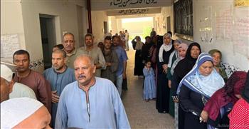   السيدات وكبار السن يتصدرون طوابير الناخبين في سباق الشيوخ بقنا