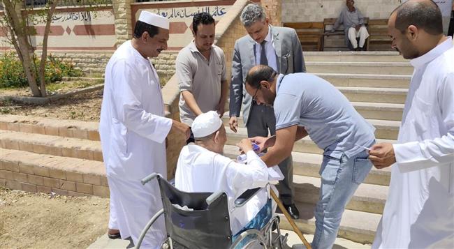 انتخابات الشيوخ.. رئيس لجنة يخرج لتسهيل التصويت لناخب مُسن 