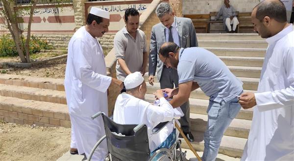 انتخابات الشيوخ.. رئيس لجنة يخرج لتسهيل التصويت لناخب مُسن