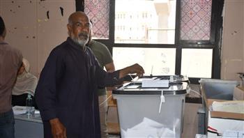 مسن يدلى بصوته فى انتخابات الشيوخ: "لهم دور كبير"