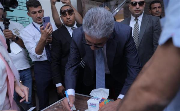 وزير السياحة والآثار يدلي بصوته في انتخابات مجلس الشيوخ