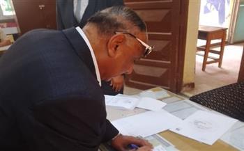 المستشار مسعد الفخراني أثناء الإدلاء بصوته: المشاركة في الانتخابات واجب وطني