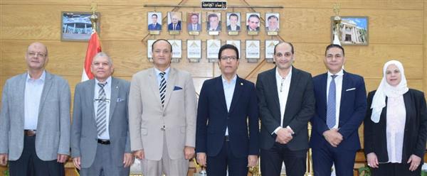 رئيس جامعة بنها يستقبل وفدا ممثلا عن لجنة قطاع الآداب بالمجلس الأعلي للجامعات