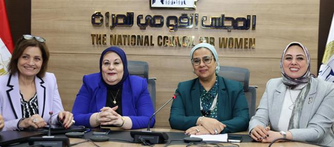 وزير الأوقاف يلتقى المتابعين المحليين بالقومي للمرأة خلال الإدلاء بصوته بانتخابات الشيوخ