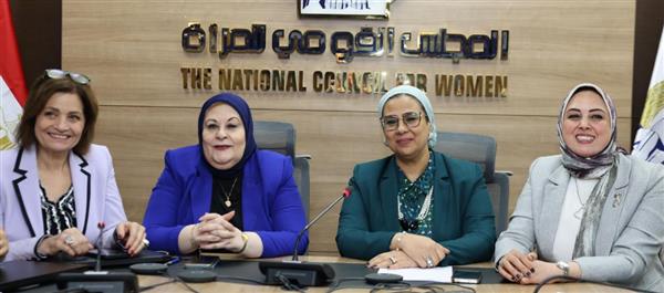 وزير الأوقاف يلتقى المتابعين المحليين بالقومي للمرأة خلال الإدلاء بصوته بانتخابات الشيوخ