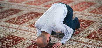   هل يجوز تأخير الصلاة أو جمعها لظروف العمل؟