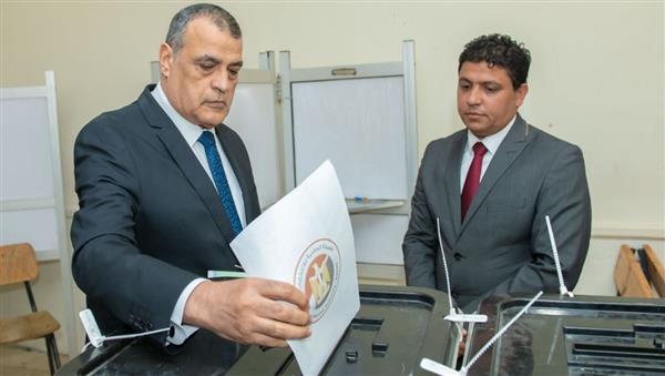 وزير الإنتاج الحربي يُدلي بصوته في انتخابات الشيوخ