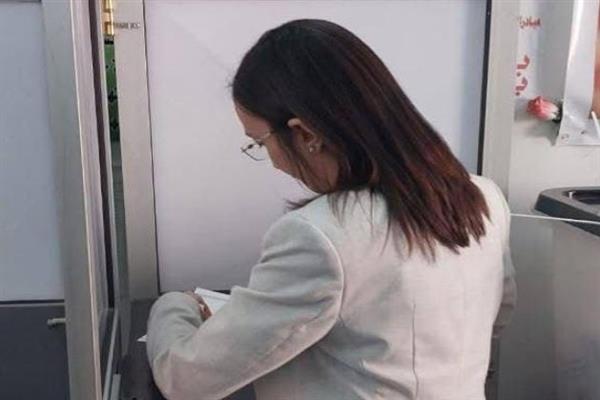 محافظ البحيرة تدلي بصوتها في انتخابات مجلس الشيوخ