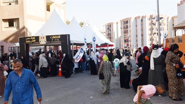 انتخابات الشيوخ.. كثافات كبيرة على أبواب لجان الأسمرات فى اليوم الثاني