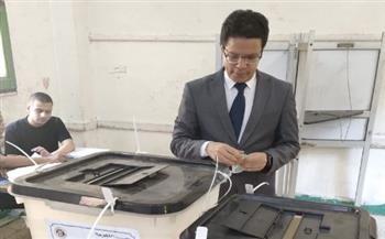   رئيس جامعة بنها يدلي بصوته في انتخابات مجلس الشيوخ2025